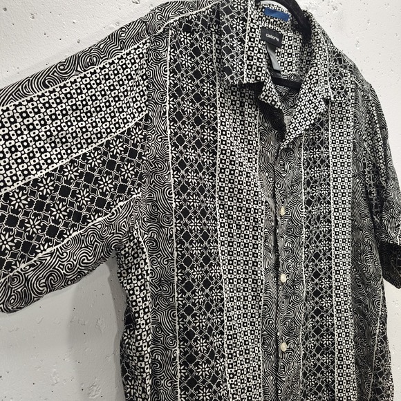 Claiborne Mens Silk Shirt XL Black‎ + White Geometric Short Sleeve Button Up - Picture 2 of 5